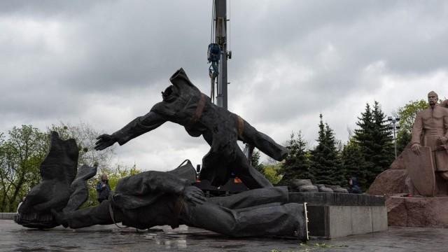 Toppling Soviet statues - How should history be remembered?