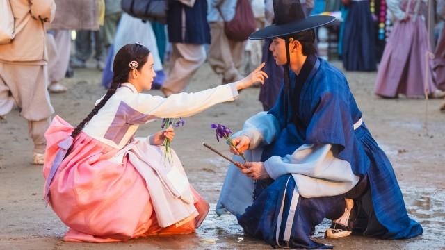 Course N° 6 Black Sesame Macaron