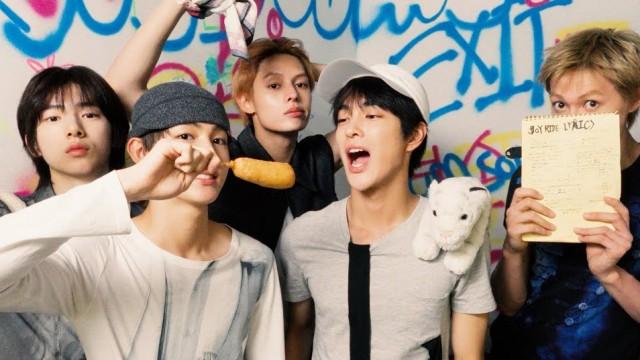 Vibing with our first EP ‘COLOR OUTSIDE THE LINES’ (Weverse Albums ver.)