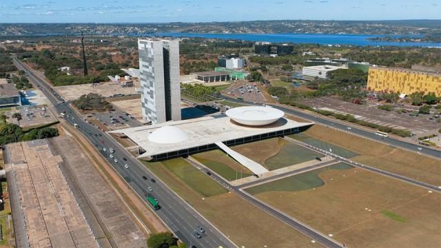 荒野に出現!夢の未来都市