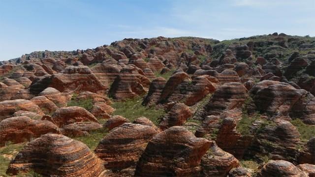 赤と黒 縞模様の奇岩群