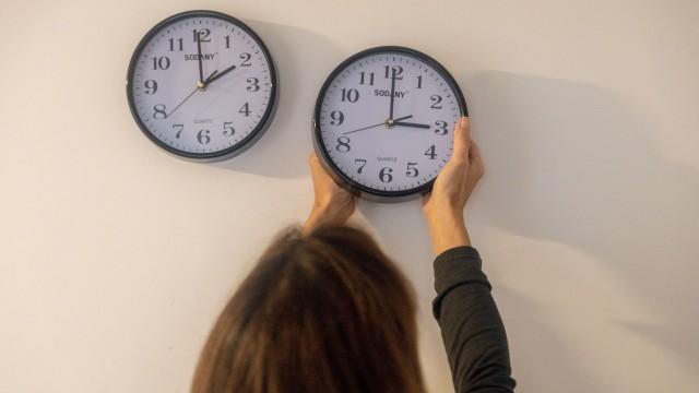 España vuelve a cambiar la hora… y a discutir por qué