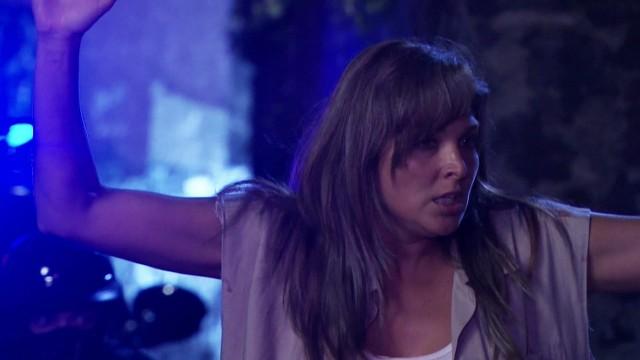 Sara intenta escapar