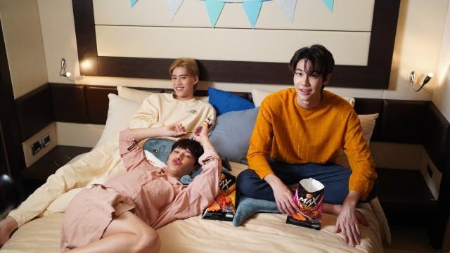 "Gun, Tay, Dew, PP, Billkin" share a stunning sunset moment on a luxury boat!