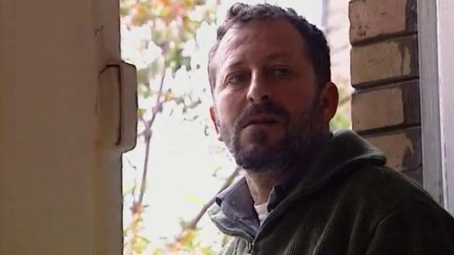 Un homme et trois couffins